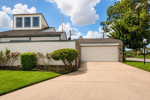 Townhouse For Sale - 10602 Sandpiper Drive<br/> Houston, TX 77096