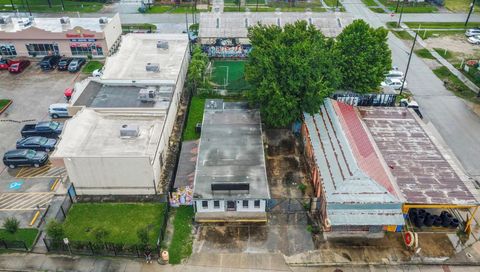 Photo of 1804 N Main Street, Houston, TX 77009 (MLS # 72691223)