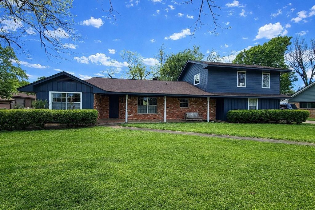 Photo of 311 Southern Oaks Drive, Lake Jackson, TX 77566 (MLS # 54485489)