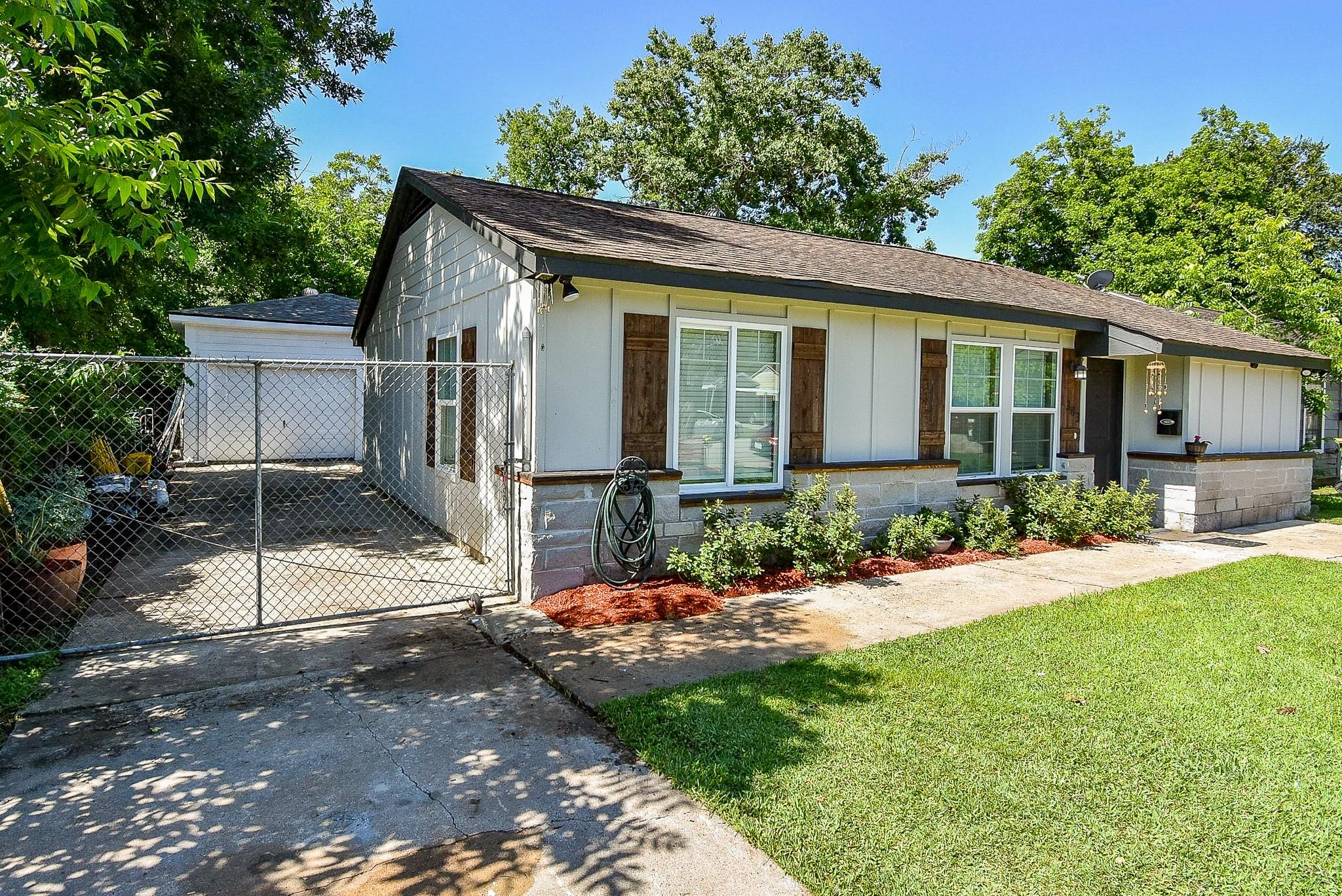 1303 W Ellaine Avenue