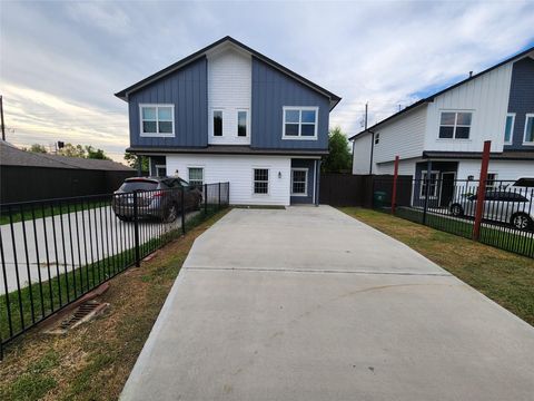 Photo of 2202 Lynnfield Street #B, Houston, TX 77093 (MLS # 65030553)