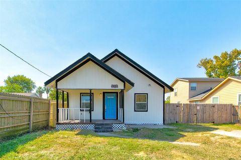 210 S Magnolia Street Highlands TX 77562