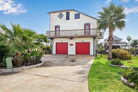 Photo of 270 Isles End Road, Tiki Island, TX 77554 (MLS # 42101097)