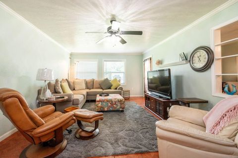 Photo of 104 Bonita Avenue, Galveston, TX 77550 (MLS # 88546161)