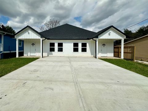 Photo of 243 Broadhurst Drive #B, Houston, TX 77047 (MLS # 91095692)