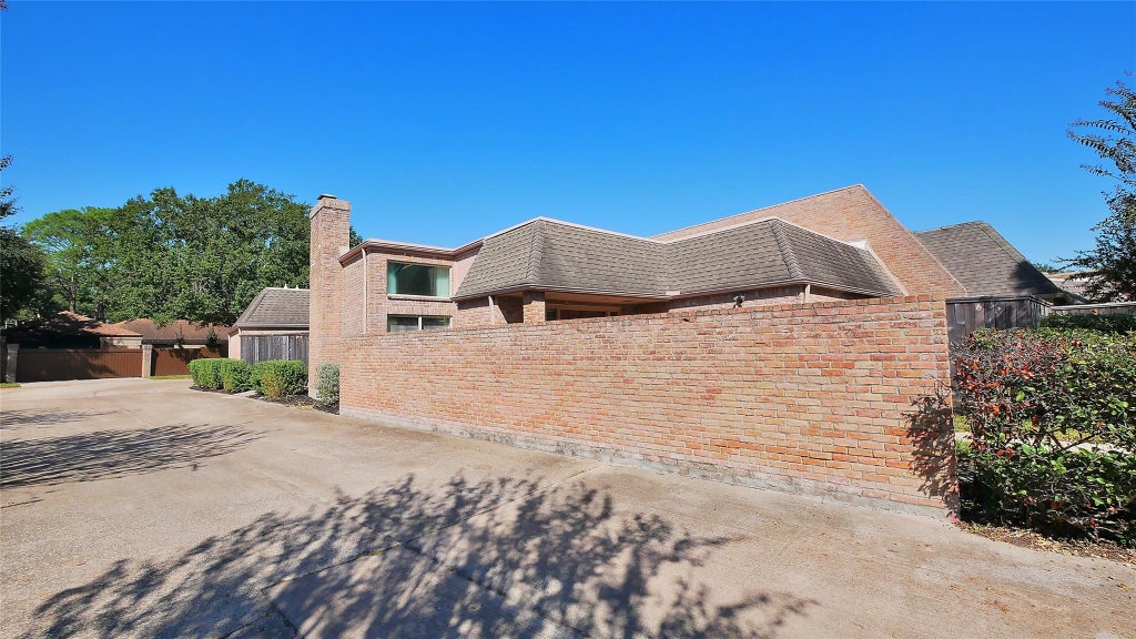Photo of 432 E Fair Harbor Lane, Houston, TX 77079 (MLS # 63534923)