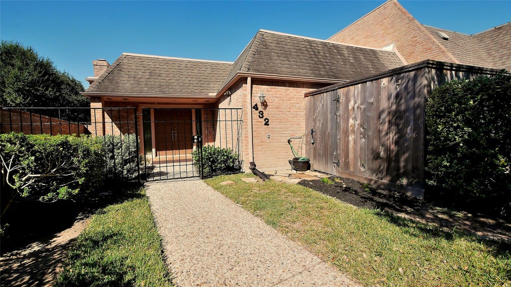 Photo of 432 E Fair Harbor Lane, Houston, TX 77079 (MLS # 63534923)