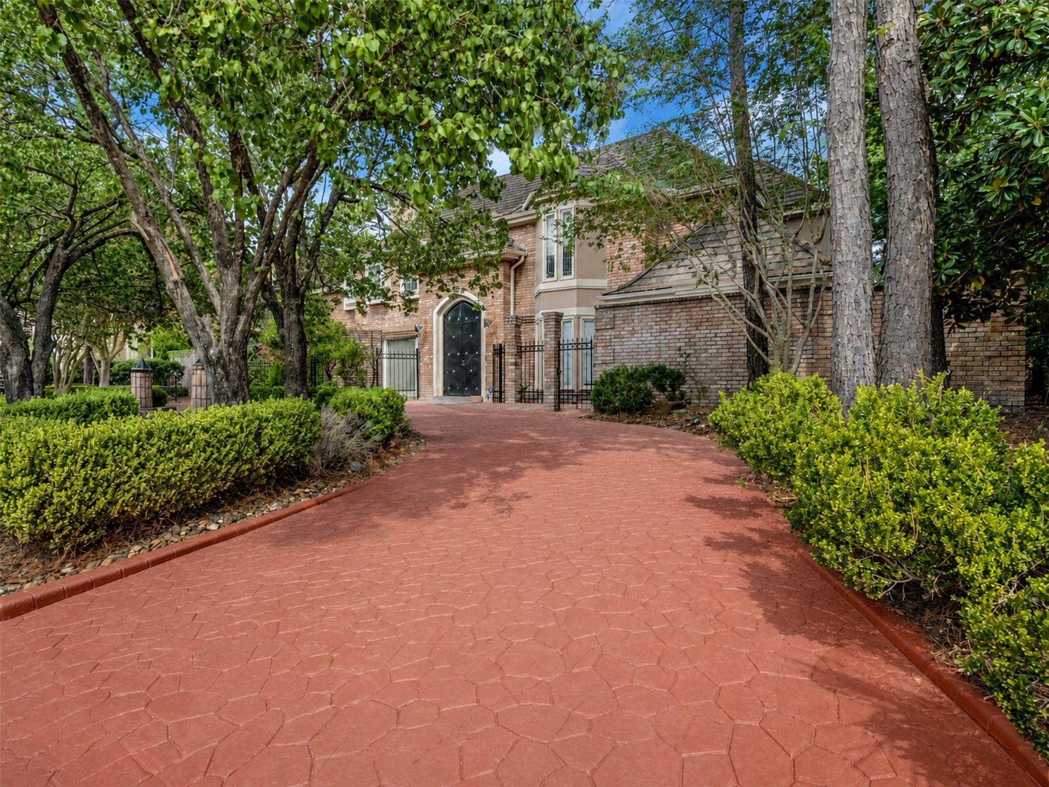 2819 Cedar Woods Place