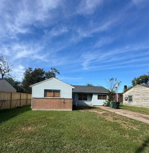 Homes For Sale - 11315 Raincove Drive<br/> Houston, TX 77016