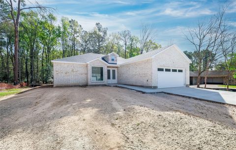 Photo of 1049 Broadmoor Drive, Huntsville, TX 77340 (MLS # 27610817)
