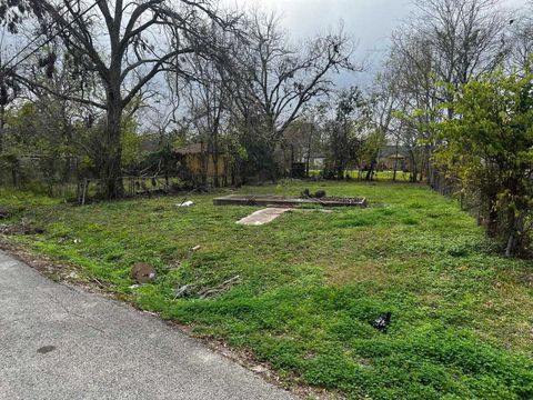 Photo of 2703 Wayne Street, Houston, TX 77026 (MLS # 87630728)