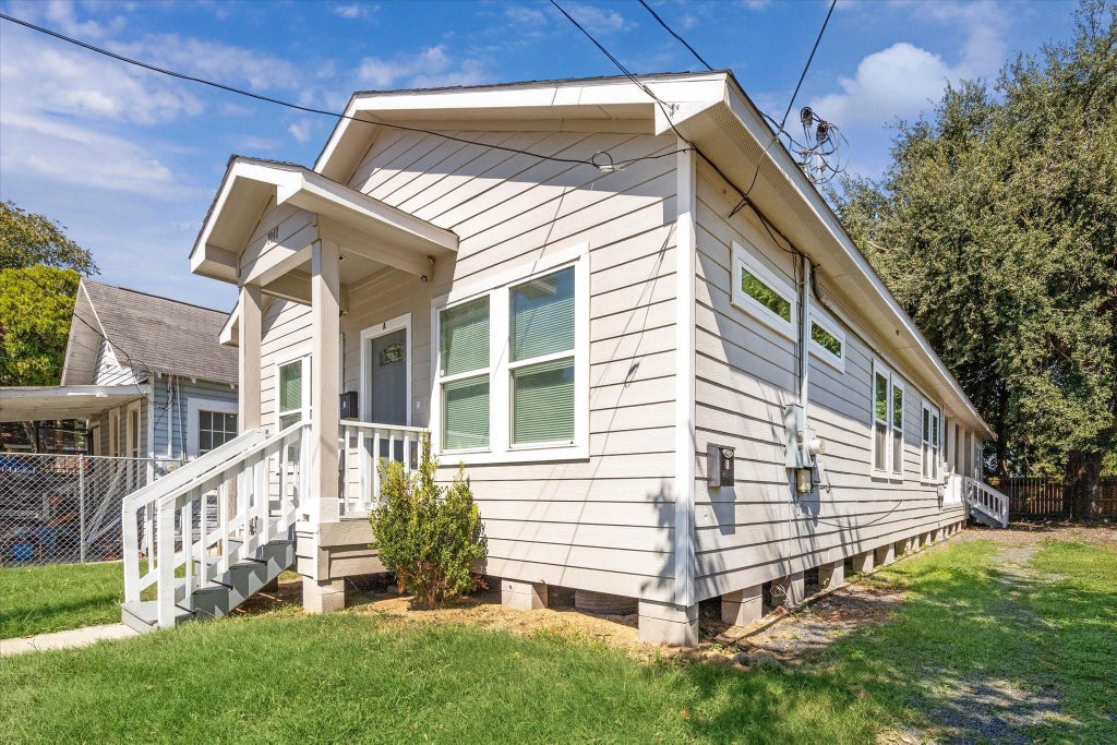 Photo of 7047 Avenue E #B, Houston, TX 77011 (MLS # 88243062)