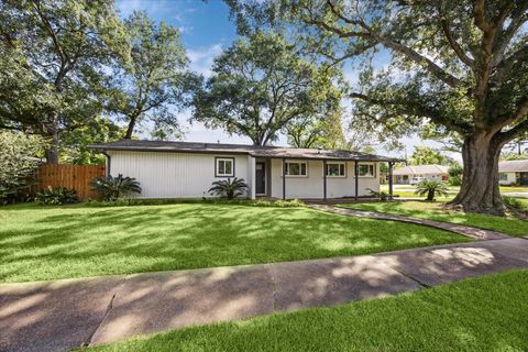 Homes For Sale - 8621 Bob White Drive<br/> Houston, TX 77074
