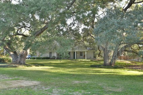 Photo of 101 Oak Hill Drive, Brenham, TX 77833 (MLS # 59623841) Photo of 101 Oak Hill Drive, Brenham, TX 77833 (MLS # 59623841)