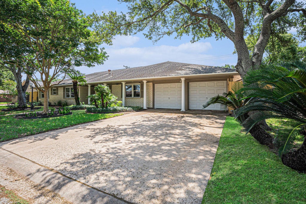 Photo of 33 Maple Lane, Galveston, TX 77551 (MLS # 2724967)