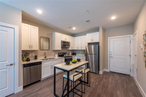 Photo of 1620 Oak Tree Drive #3304, Houston, TX 77080 (MLS # 32756398)