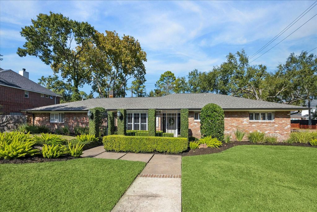 Photo of 11702 Spriggs Way, Hedwig Village, TX 77024 (MLS # 43824798)