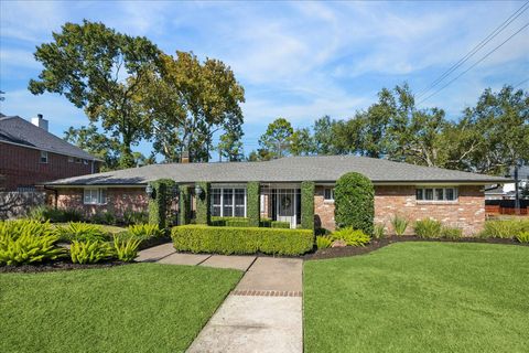 Photo of 11702 Spriggs Way, Hedwig Village, TX 77024 (MLS # 43824798)