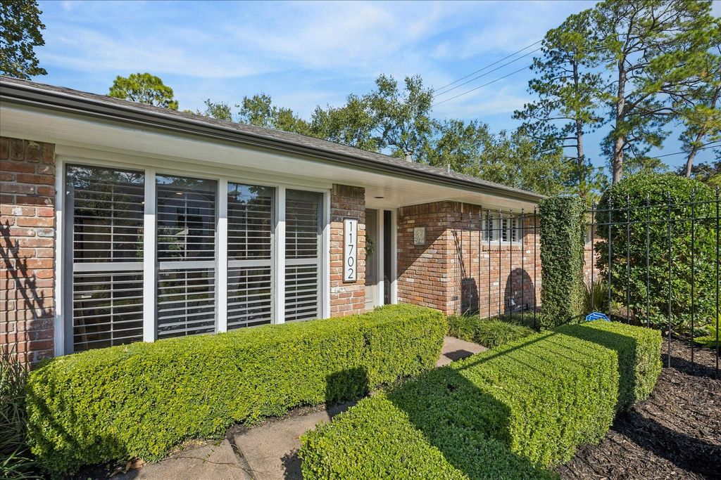 Photo of 11702 Spriggs Way, Hedwig Village, TX 77024 (MLS # 43824798)