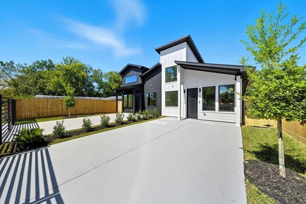 Photo of 5029 Van Fleet Street #B, Houston, TX 77033 (MLS # 86059139)