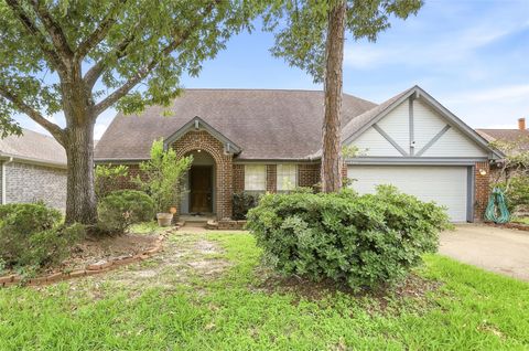 Photo of 15810 Pilgrim Hall Drive, Friendswood, TX 77546 (MLS # 80752260)