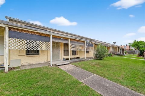 Condo For Sale - 6201 Ranchester Drive #4<br/> Houston, TX 77036