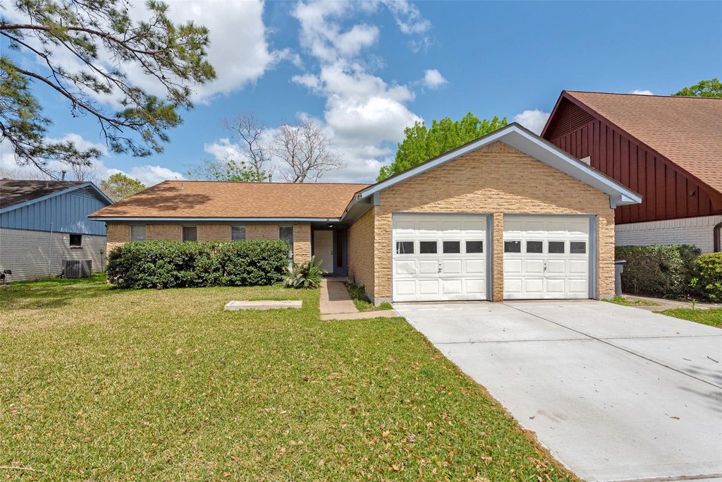 Photo of 807 Seacliff Drive, Houston, TX 77062 (MLS # 84804556)