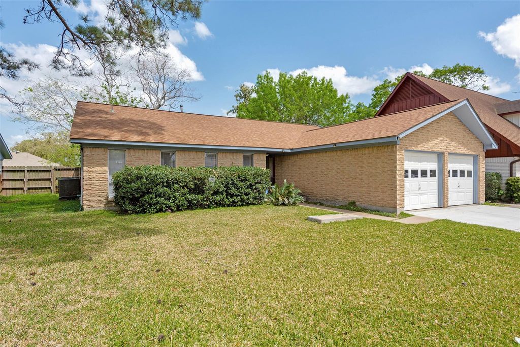 Photo of 807 Seacliff Drive, Houston, TX 77062 (MLS # 84804556)