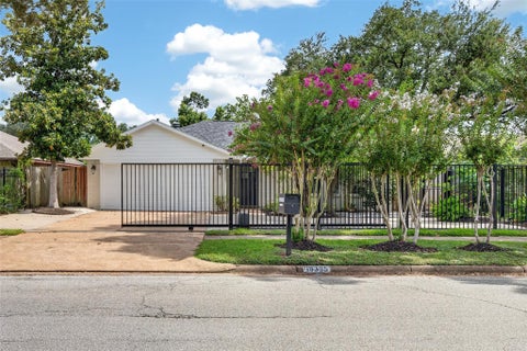 Photo of 10335 Emnora Lane, Houston, TX 77043 (MLS # 27080308)