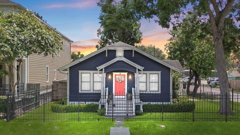 Photo of 200 E 26th Street, Houston, TX 77008 (MLS # 53244867)