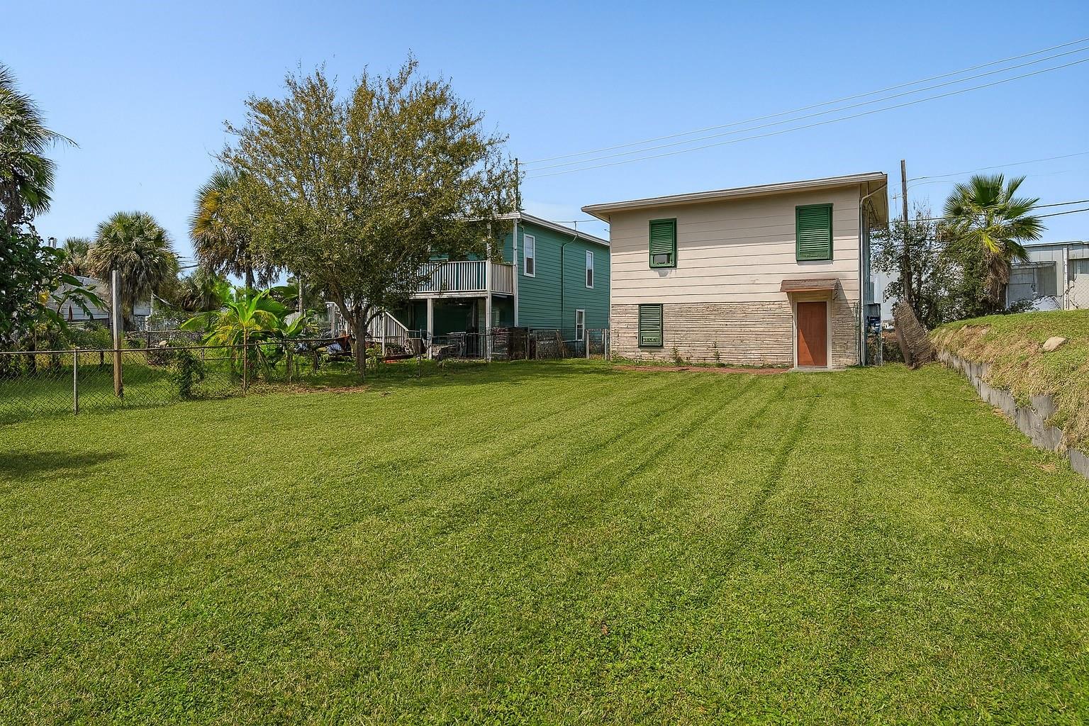 6113 Avenue Q 1/2