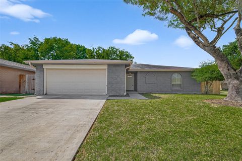 Photo of 10402 Gulfstream Lane, Sugar Land, TX 77498 (MLS # 28420945)