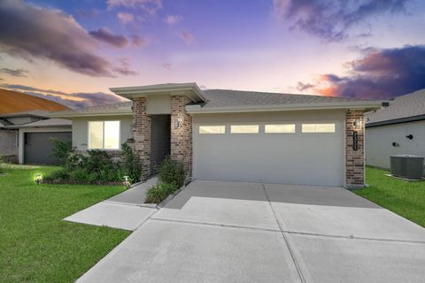 Photo of 7311 Lakeway Bluff Lane, Richmond, TX 77407 (MLS # 63397300)