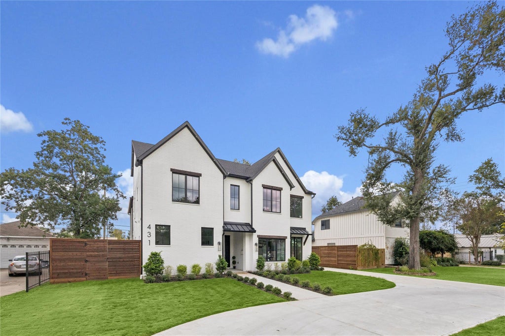 Photo of 431 W 30th Street, Houston, TX 77018 (MLS # 61817412)