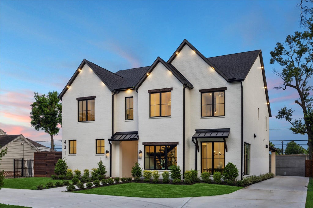 Photo of 431 W 30th Street, Houston, TX 77018 (MLS # 61817412)