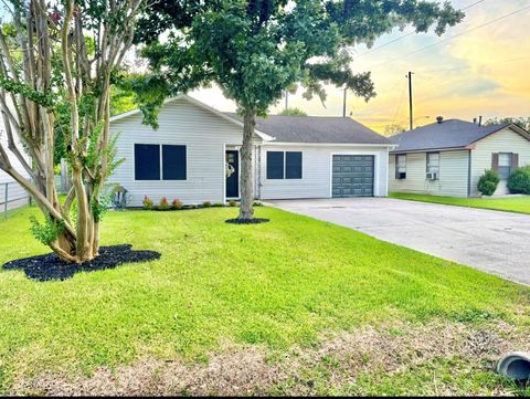 Photo of 308 S 11th Street, La Porte, TX 77571 (MLS # 49503449) Photo of 308 S 11th Street, La Porte, TX 77571 (MLS # 49503449)