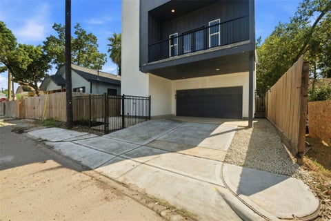 Homes For Sale - 2911 Burkett Street<br/> Houston, TX 77004