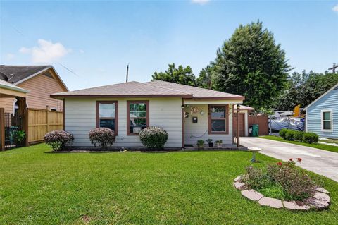 Photo of 2402 Raymond Street, Pasadena, TX 77506 (MLS # 50710553)