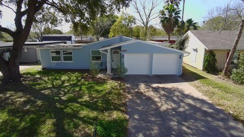 Photo of 115 Marlin Avenue, Galveston, TX 77550 (MLS # 68618309)