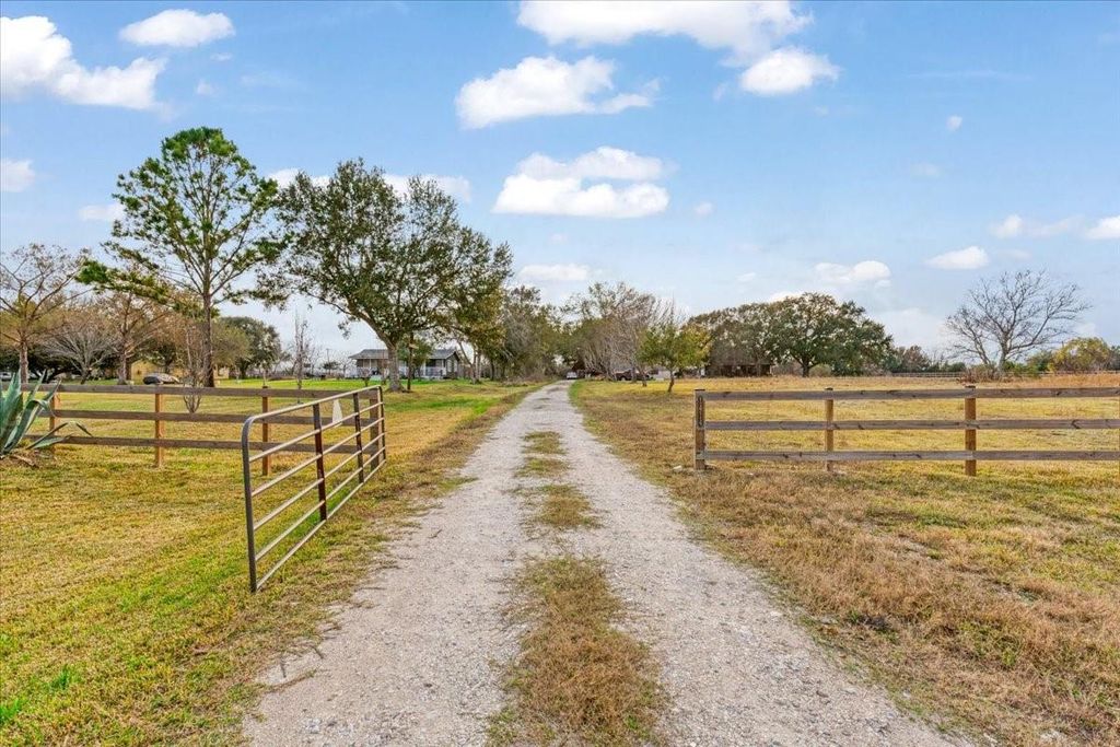 Photo of 1414 County Road 130, Pearland, TX 77581 (MLS # 9641615)