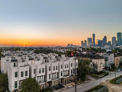 Photo of 2102 Sabine Street, Houston, TX 77007 (MLS # 20209007)