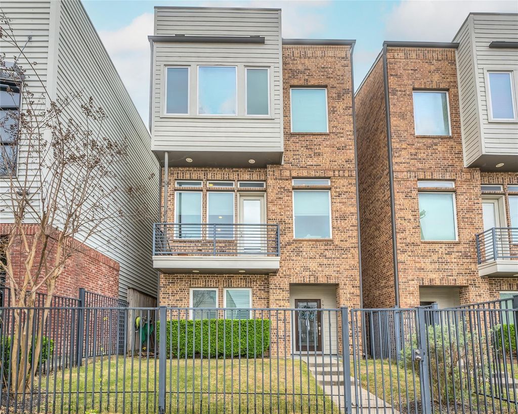 Photo of 1907 Houston Avenue, Houston, TX 77007 (MLS # 83411247)