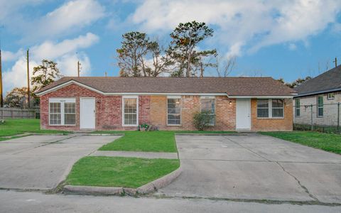 Photo of 15216 Wickbriar Drive, Houston, TX 77053 (MLS # 3743918)
