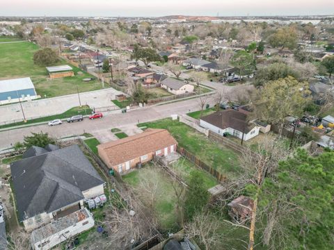 Tiny photo for 15216 Wickbriar Drive, Houston, TX 77053 (MLS # 3743918)