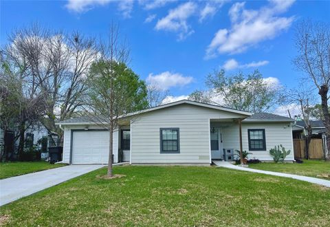 Photo of 7435 Briefway Street, Houston, TX 77087 (MLS # 68600921)
