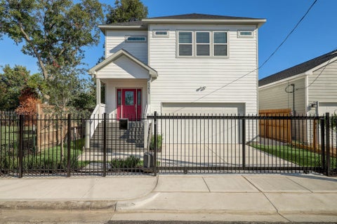 Photo of 1211 E 32nd Street, Houston, TX 77022 (MLS # 39121069)