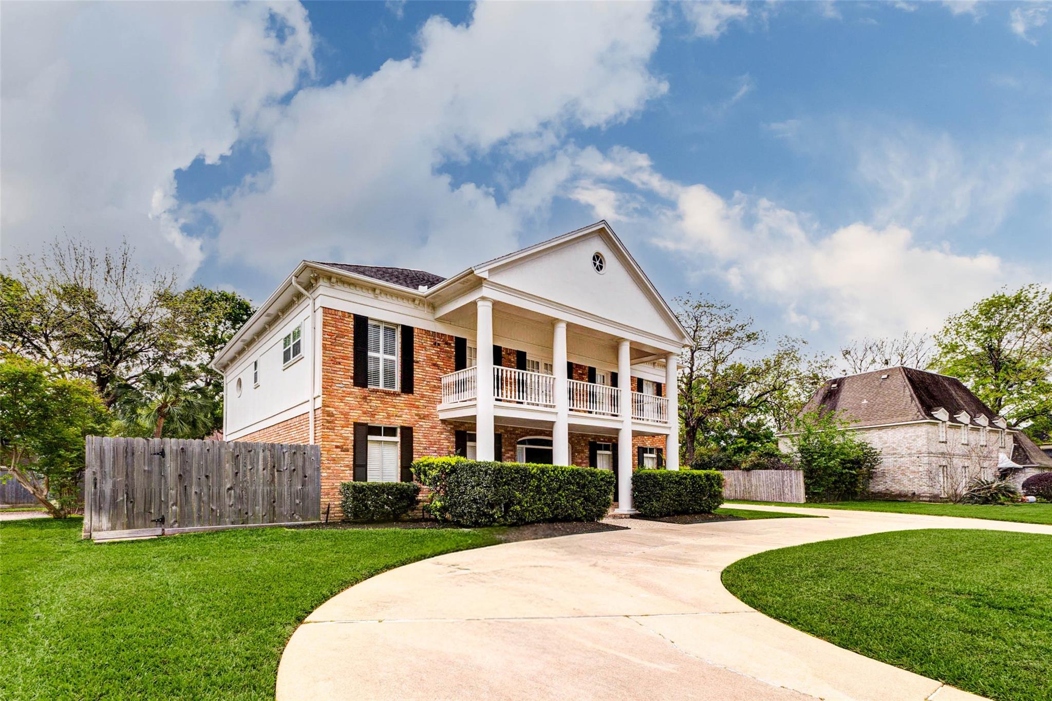 1327 E Vistawood Drive