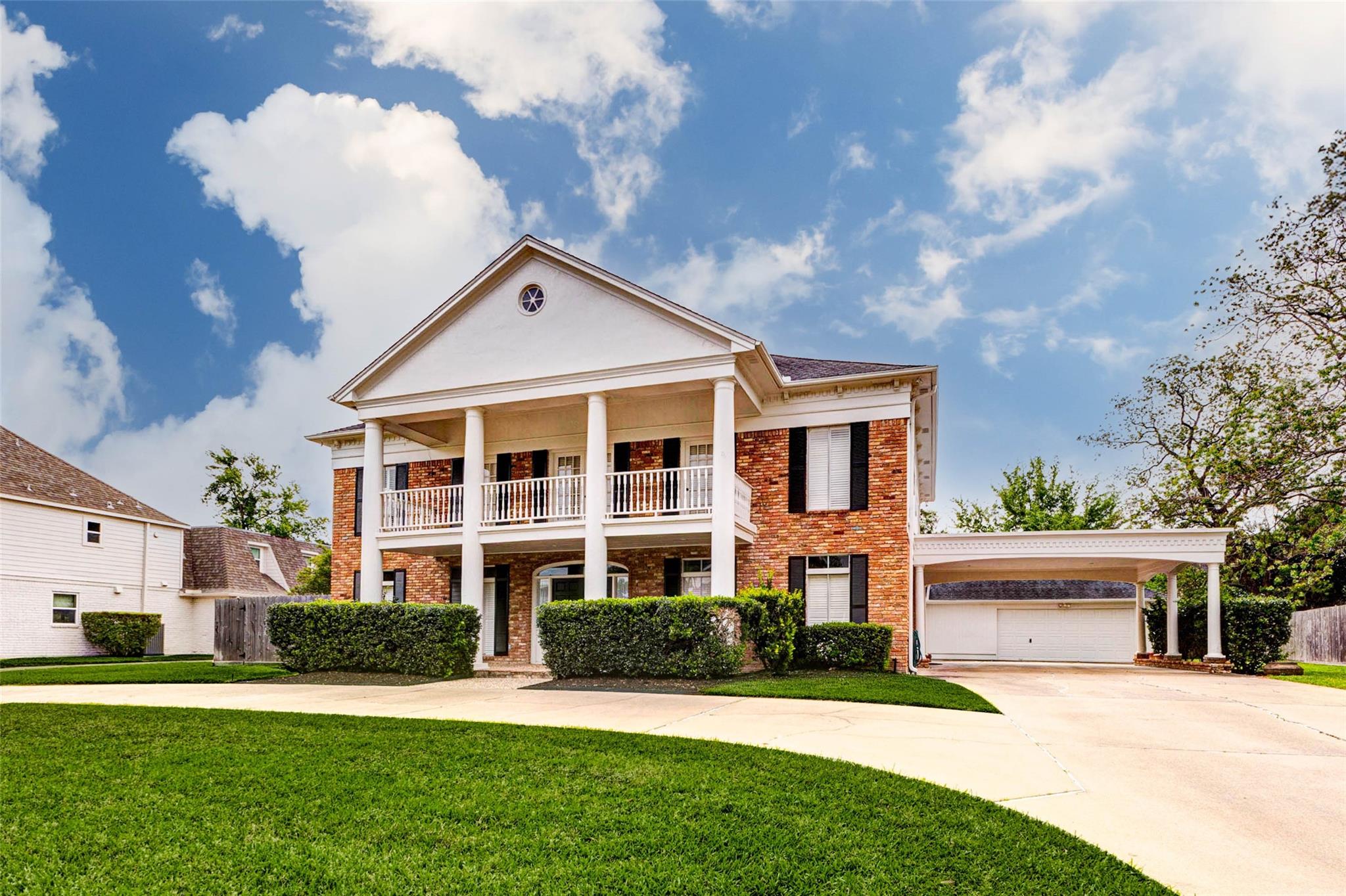 1327 E Vistawood Drive