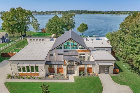 Homes For Sale - 9228 Lake Conroe Drive<br/> Conroe, TX 77304