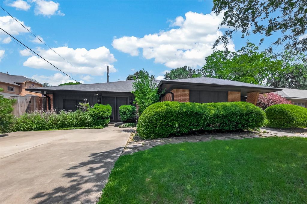 Photo of 5326 Redstart Street, Houston, TX 77096 (MLS # 76361494)